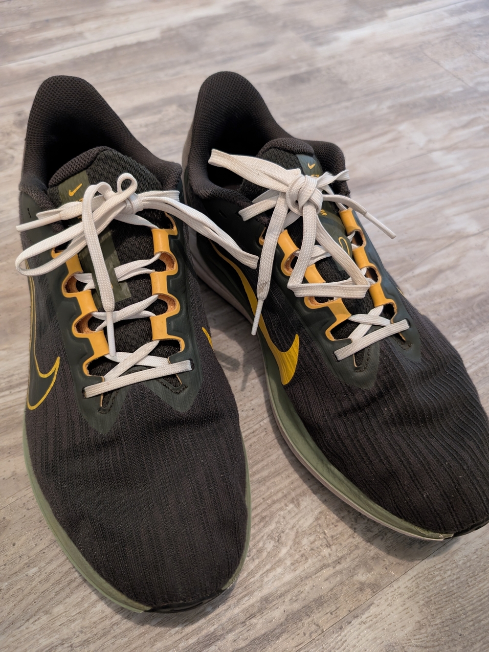 Nike Men’s Running Shoes - Dark green with Yellow Accents, Size 10.5, GUC